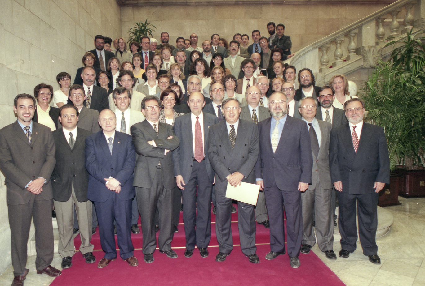 A les escales del Parlament de Catalunya, el dia de l’aprovació del reconeixement de la Universitat de Vic, el 21 de maig de 1997
