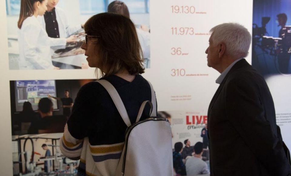 Més de 4.500 persones visiten l'exposició dels 25 anys de la UVic-UCC al Palau Robert